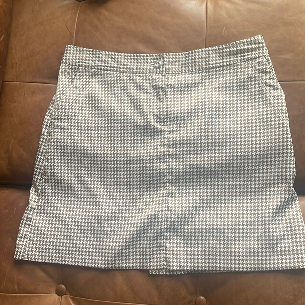 Izod golf tennis houndstooth skort. Size  2